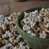 Cheesy Parmesan Popcorn. Full recipe on BigTasteTinySpace.com