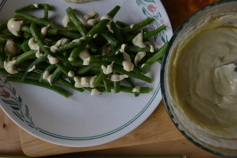 Snappy green beans with yogurt tahini dressing. Full recipe on BigTasteTinySpace.com